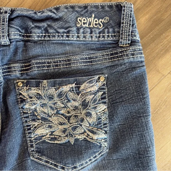 Short & Sexy Series Sophia cuffed embroidered Jean shorts size 14 - Picture 10 of 11